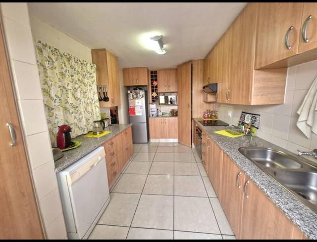 3 BEDROOM TOWNHOUSE FOR SALE IN MAGALIESKRUIN